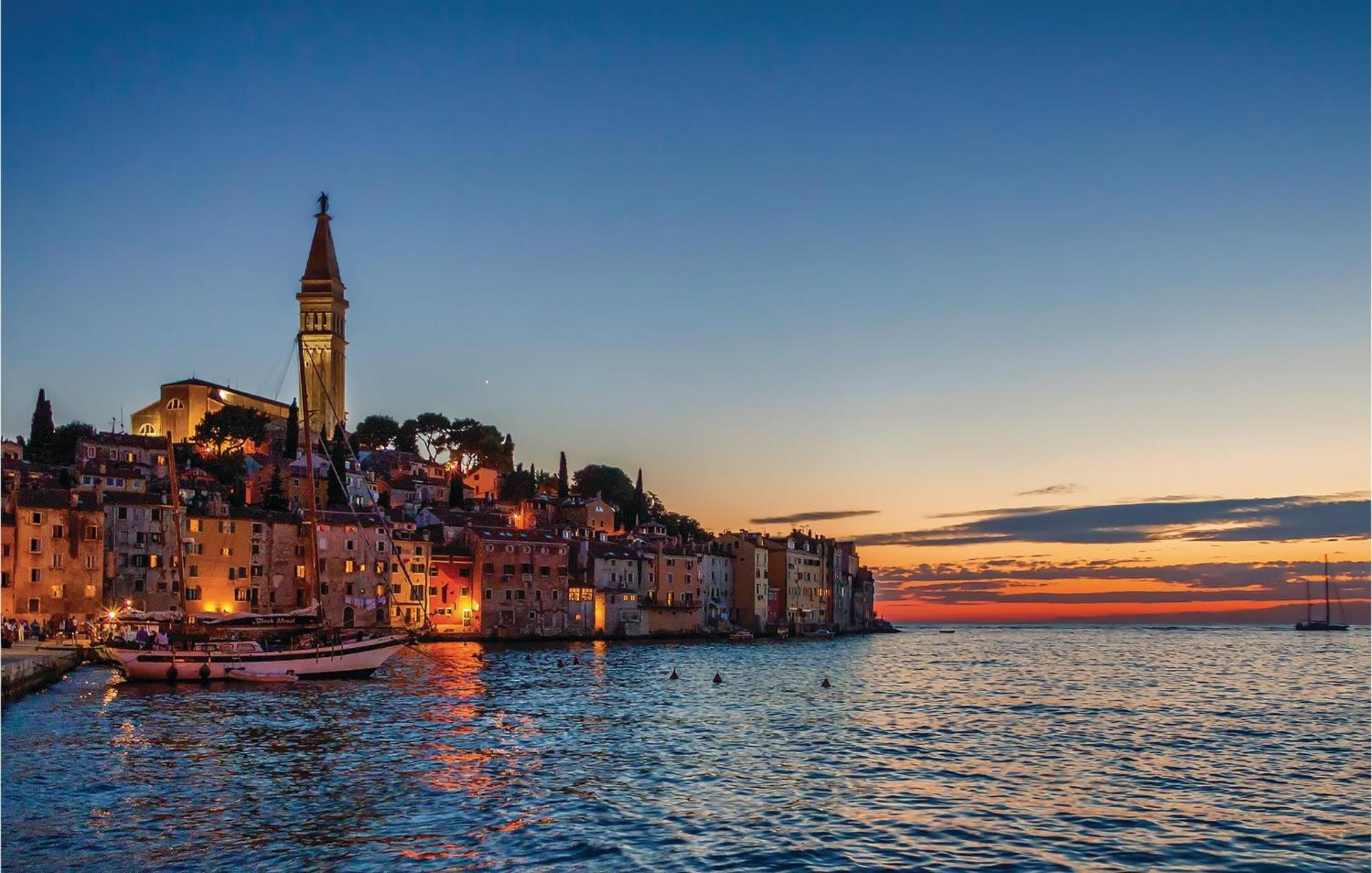 Stunning Apartment In Rovinj With Kitchen Kültér fotó